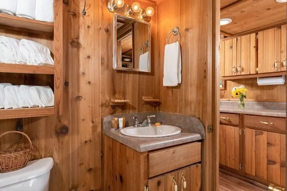 Honey Hill Inn & Cabins at Engadine