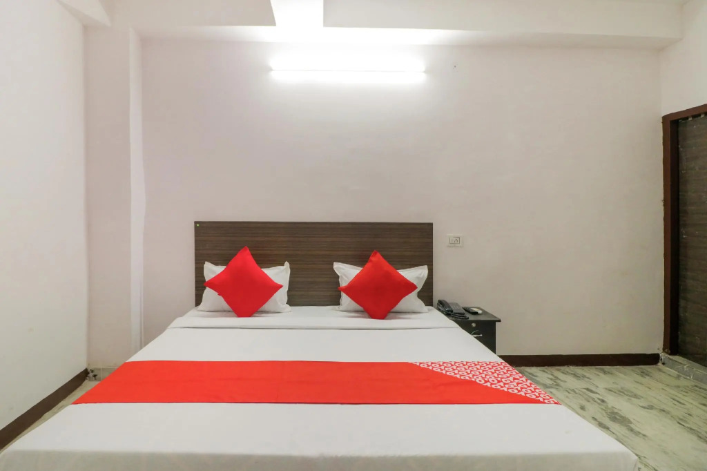OYO 76738 Hotel Z Black