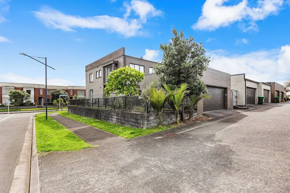 Comfy 4BR Home w Mt Wellington View Zodiak Stays