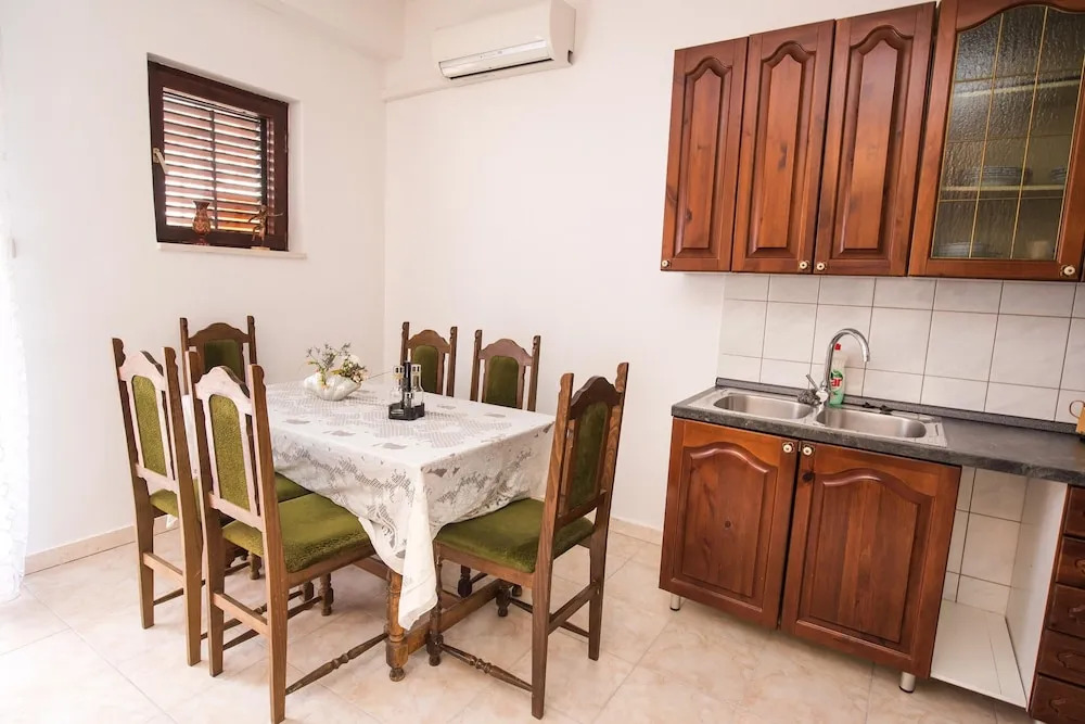 Apartment With one Bedroom in Kaštel Novi, With Shared Pool, Enclosed Garden and Wifi