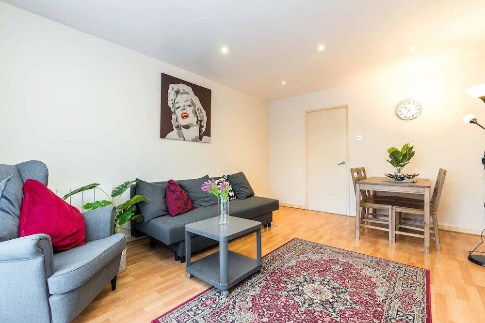 NEW 2BD Garden Flat Quick Access to Central London