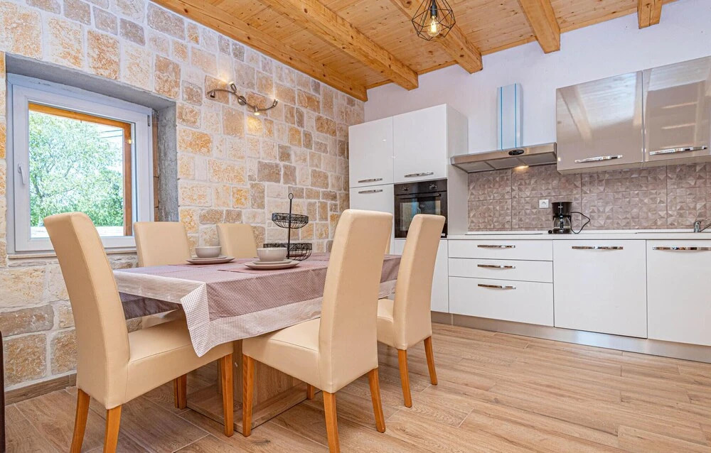 2 Bedroom Beautiful Home In Drinovci
