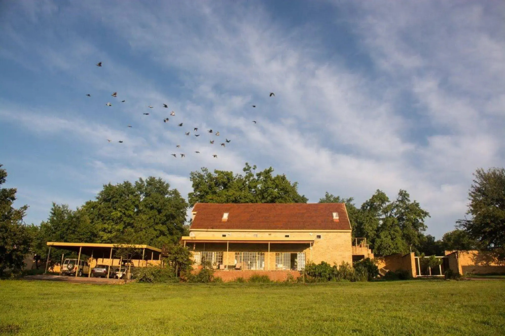 Emzini Apartments