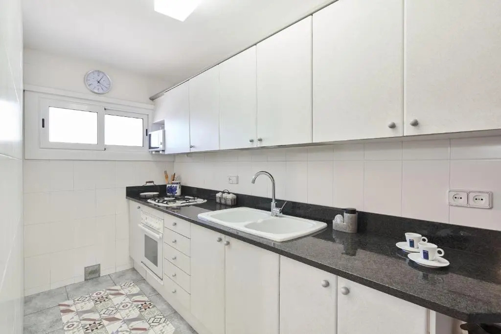 Elegant apt 4 pax 1 min from the beach with Wifi