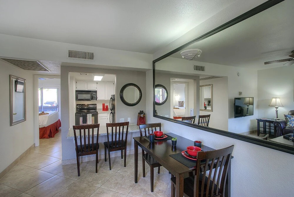 211 Fully Furnished 1BR Suite-Outdoor Pool! by RedAwning