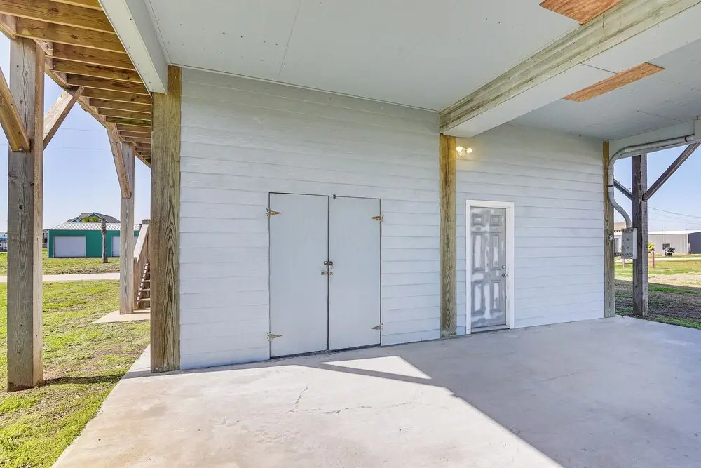 Walk to Shore: Crystal Beach Home w/ Deck!