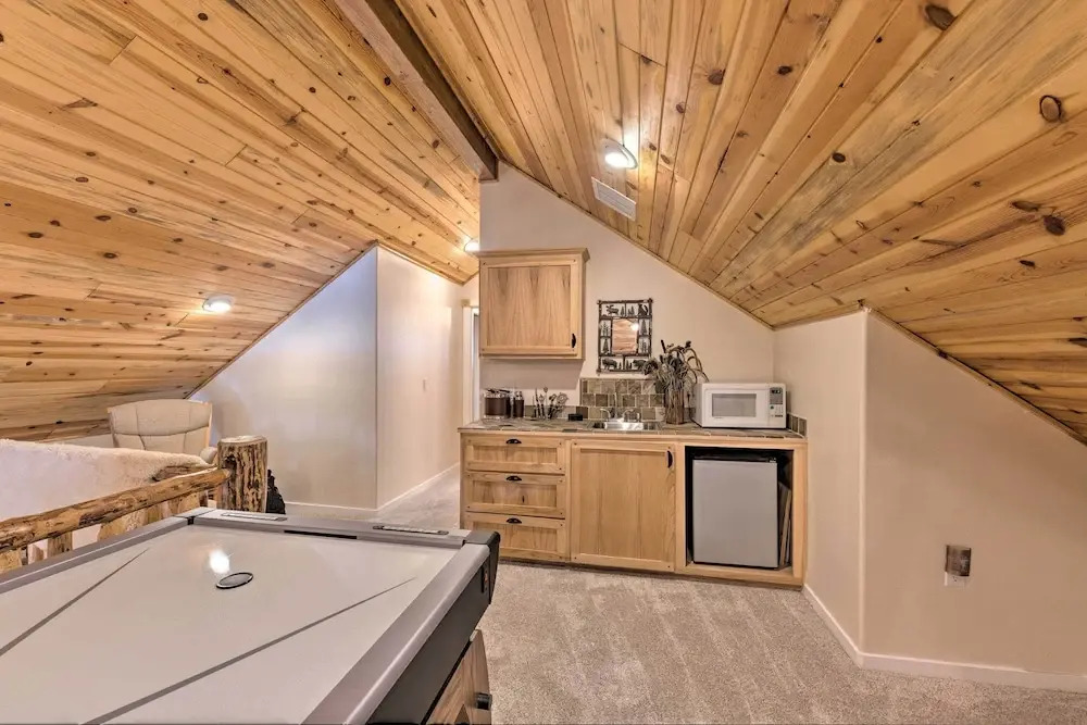 Spacious Pinetop Country Club Cabin w/ Deck!
