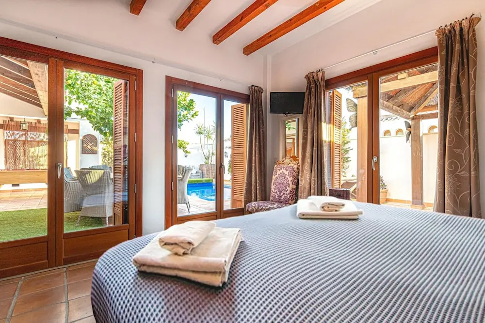 Luxurious Villa in Baños y Mendigo, Spain - Perfect for Families and Groups