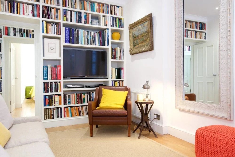 English Retro 2BR Apt, Moments From Battersea Park