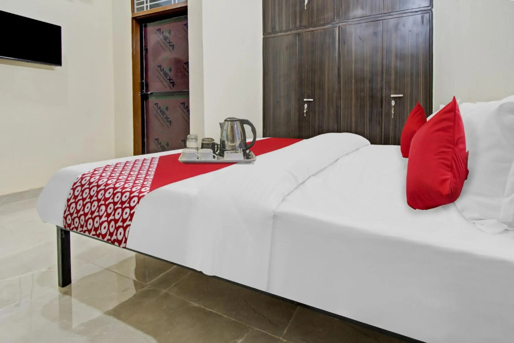 OYO Flagship 70066 Hotel Green Apple