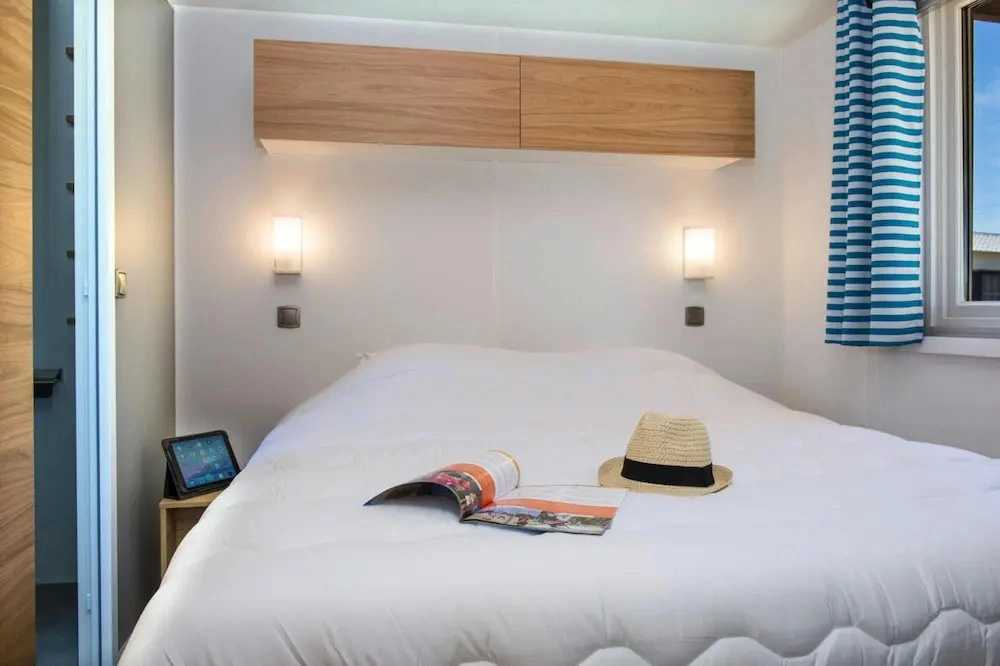 Mobile home with terrace at Domaine Les Mûriers, Vendres-Plage