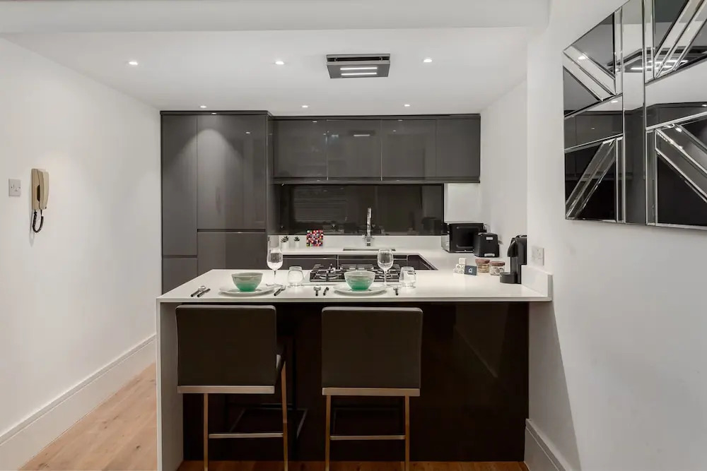 Spacious Canfield Gardens Studio