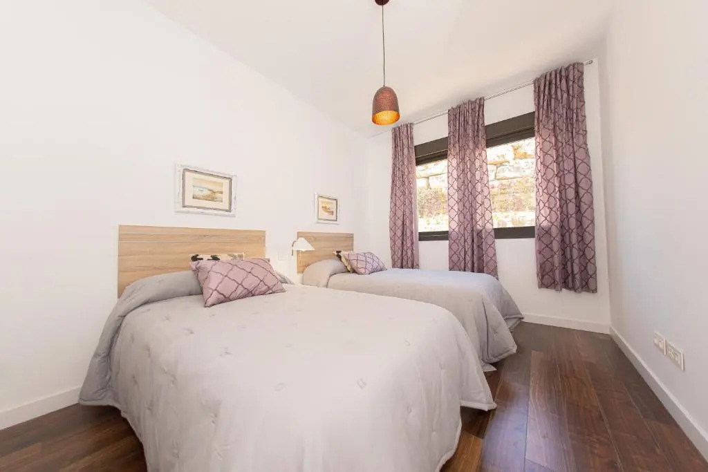 New Modern Townhouse with great Views/3BRMS/3BTHS