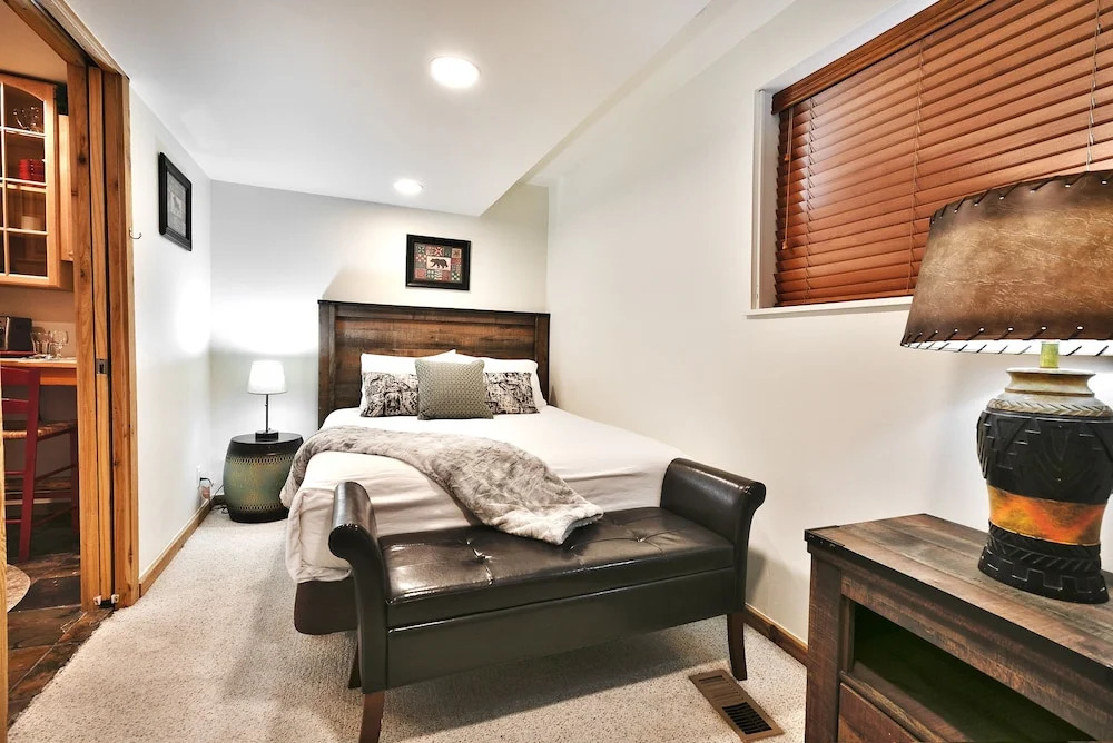 Woodside 11 1 Bedroom Condo by RedAwning