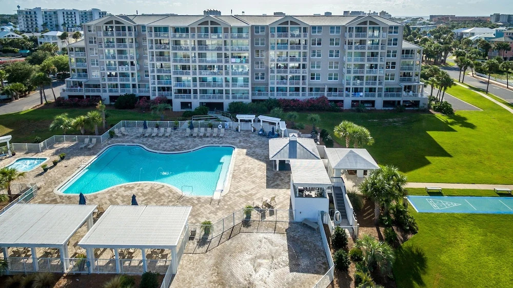Magnolia House 407 is a 1 BR with amazing views by RedAwning