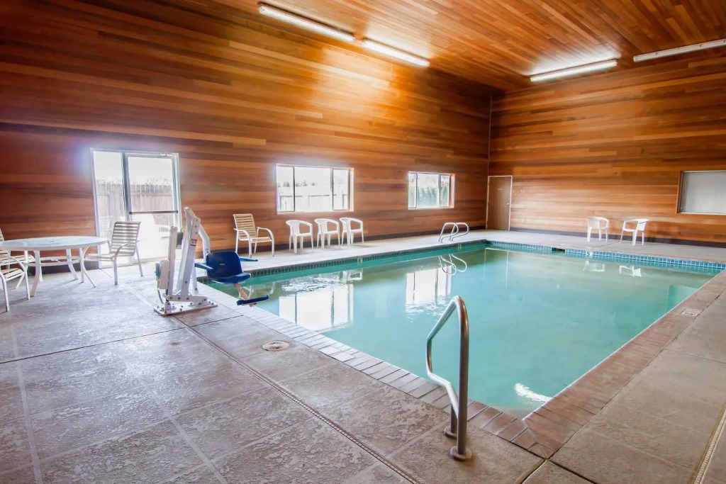 Bridgeway Inn & Suites