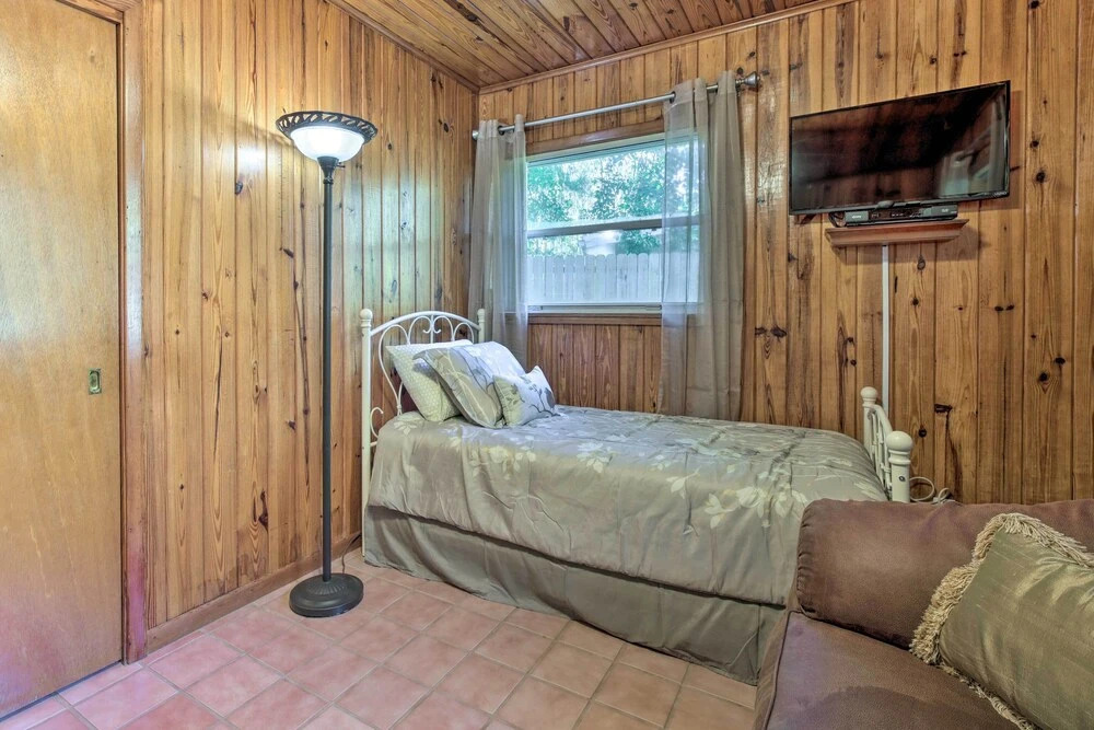 Rainbow River Oasis w/ Kayaks + Furnished Sunroom!