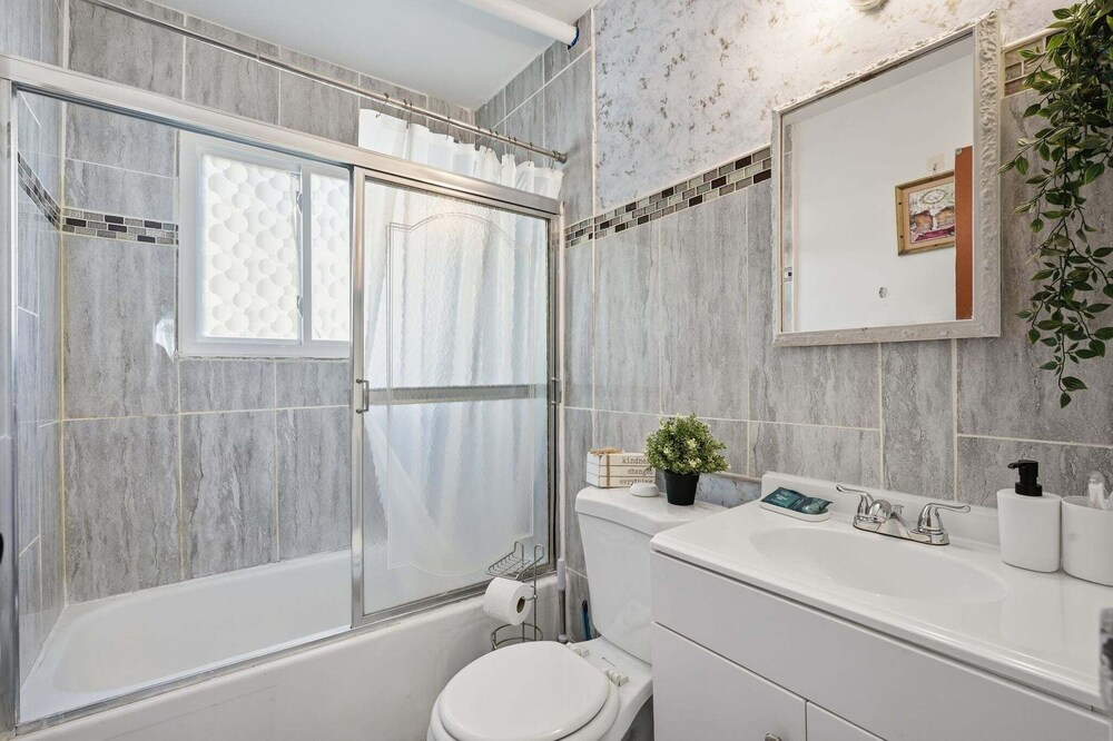 Cozy Comfy Palace In Queens 2 Bedroom Home