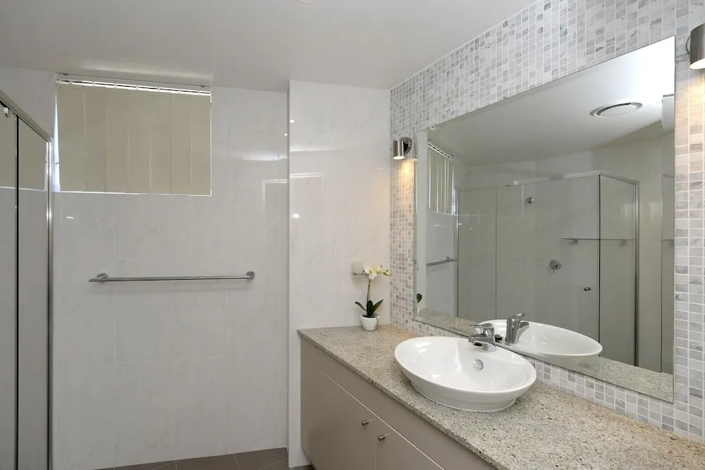 Oasis, Unit 9/5 Laman Street
