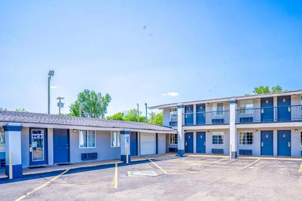 Deluxe Inn & Suites By OYO Miami OK