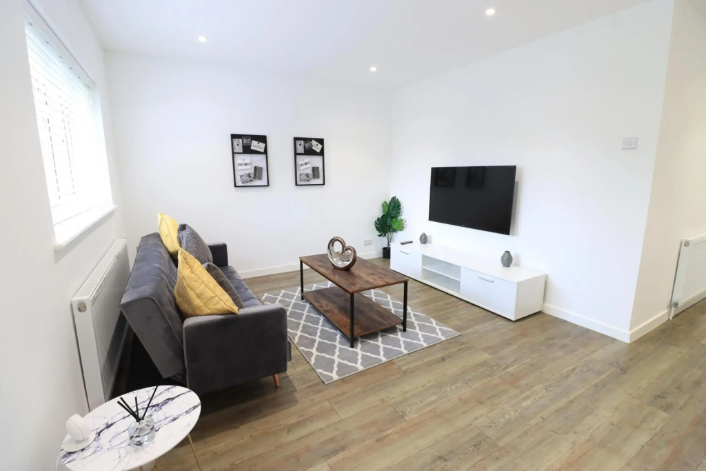 Detached Bungalow I Sleeps 7 I Driveway Parking I Excellent Location I Fast WiFi I Self-Check-In I By Yoko Property