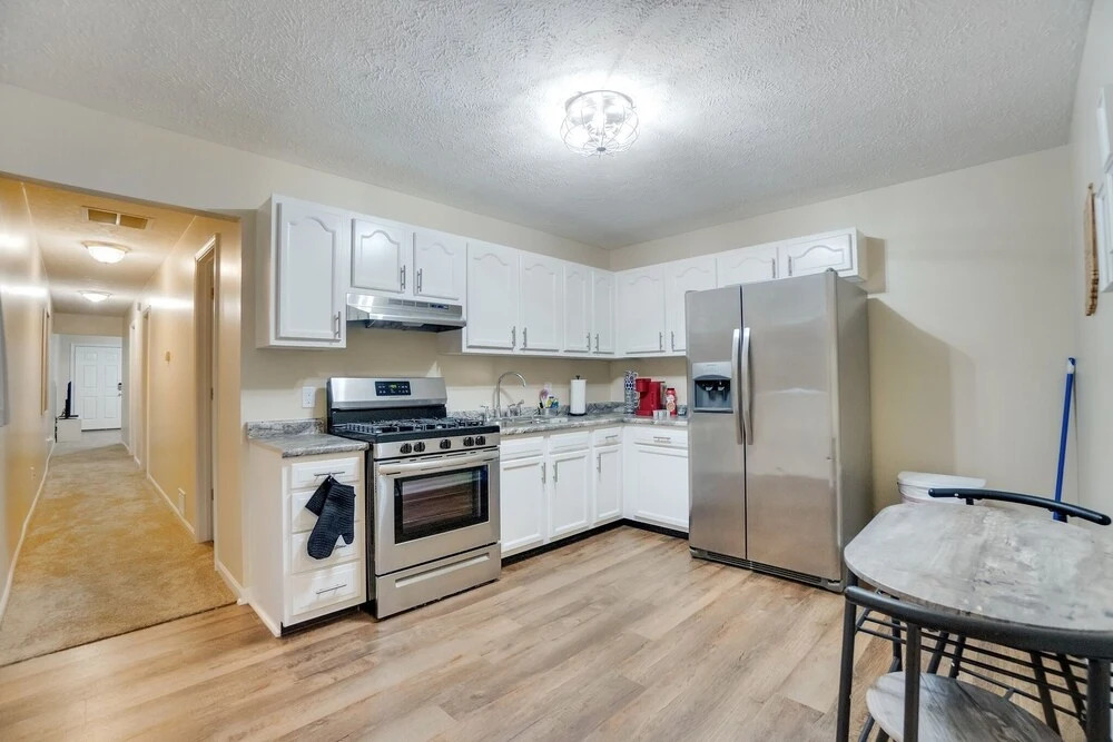 Updated Bunk House 4 Minutes To Lucas Oil - 8 Minutes To Downtown 3 Bedroom Home by Redawning
