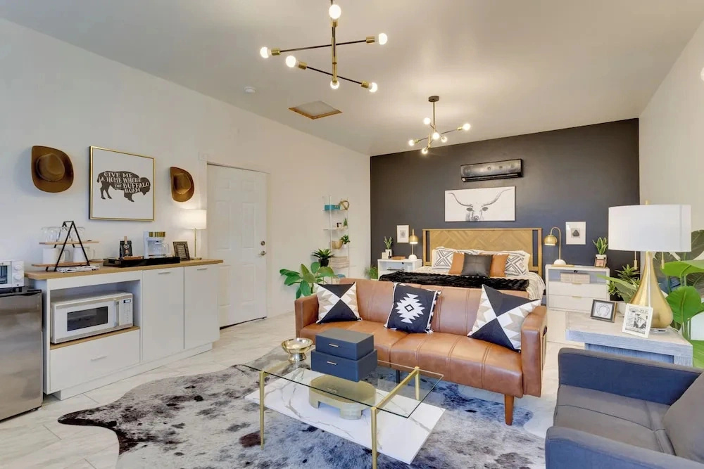1 Mi to OU! Sleek Guest House w/ Gas Grill