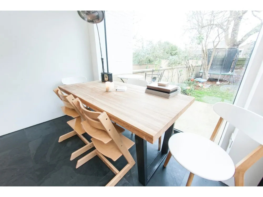 Spacious, Homey 4-br Home For 8 in Peckham