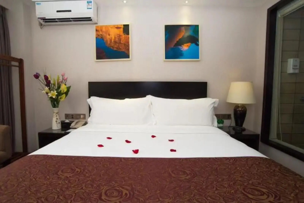 Zhuhai Aqueen Hotel