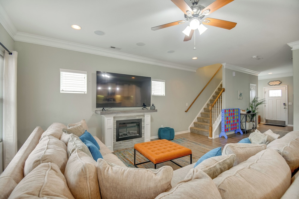2 Blks to Beach! Family Home w/ Hot Tub in Norfolk