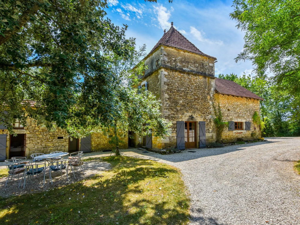 Farmhouse in Saint-Cernin with Pool & Views