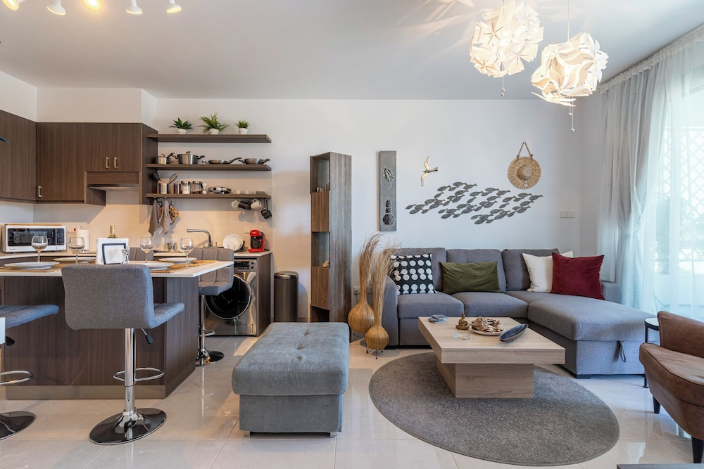 Lemon Tree 1-BR Apt & Pool in Livadia
