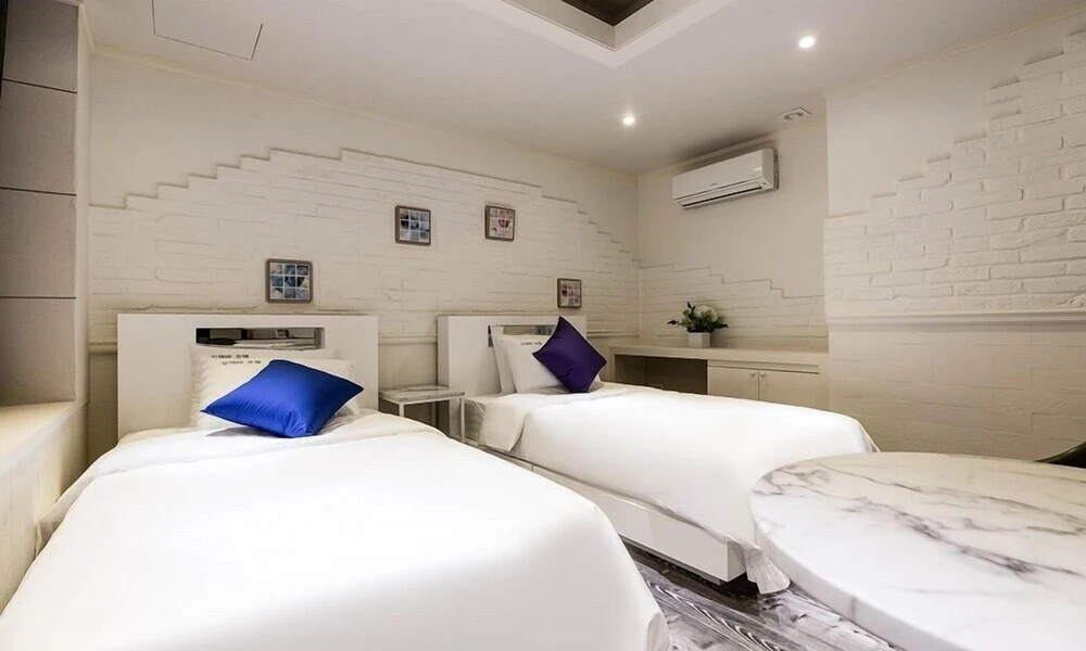 Seocho Dukkeobi Hotel