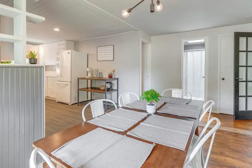 1 Mi to UO Campus - Family Home w/ Pool Table!