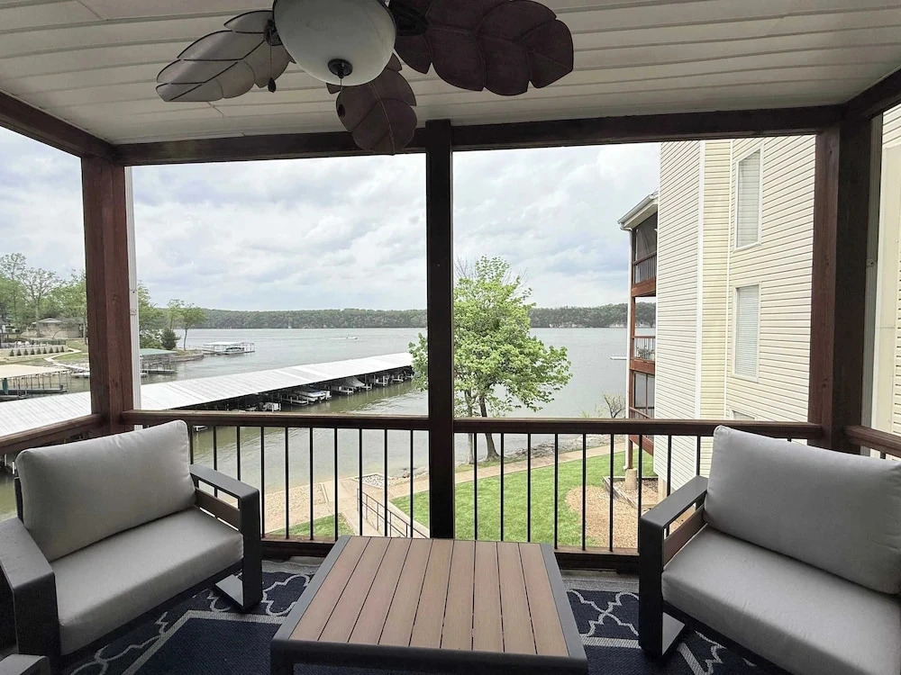 Lakefront Vibes Waterfront Pool