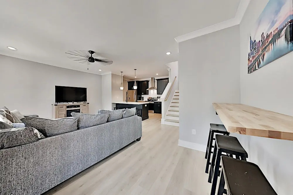 Newly Built All-suite W/ Private Balcony 2 Bedroom Townhouse