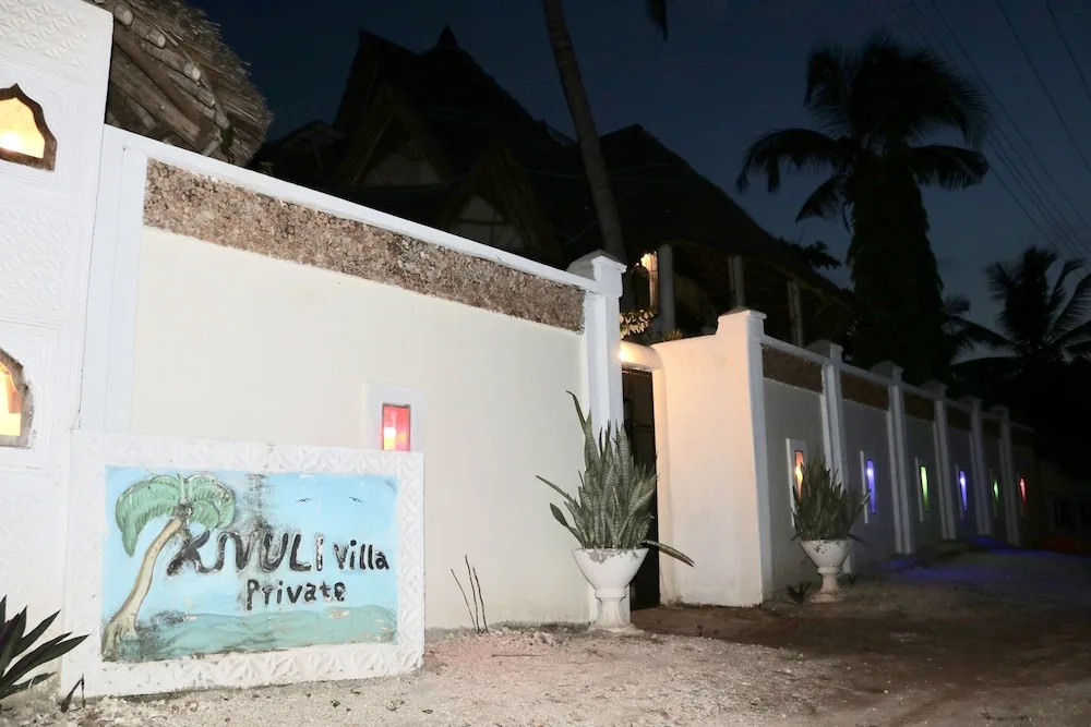 4 Bed Villa - Sleeps 8 - Pool - Garden - Parking