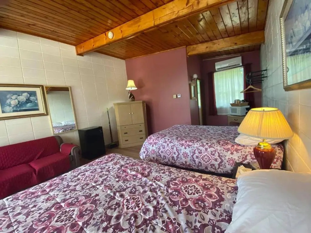 Huron Sands Motel and Restaurant