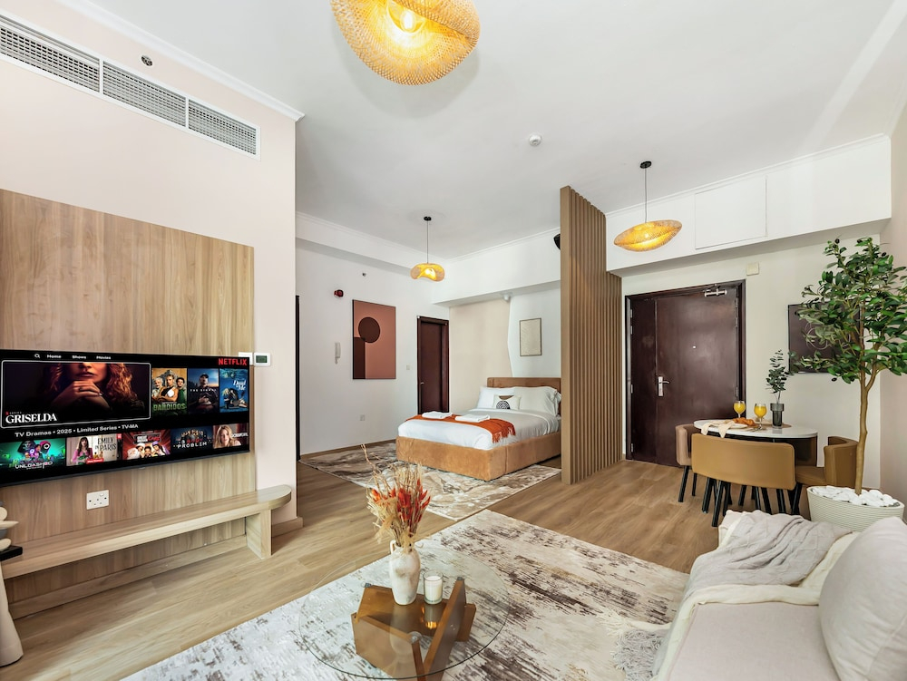 Urban Dubai Marina Stay Near Yacht
