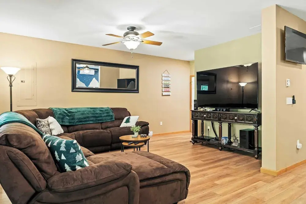 Pocono Paradise by Avantstay Lakeside Retreat, Hot Tub, Game Room, Near Beach