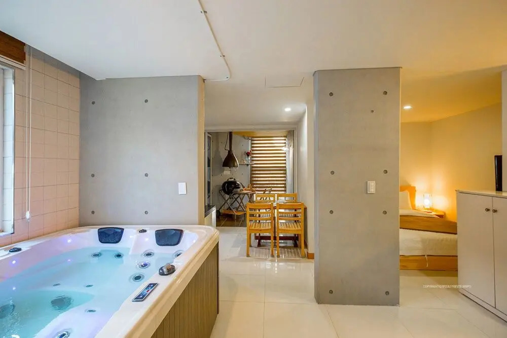 Harbor House poolvilla couple