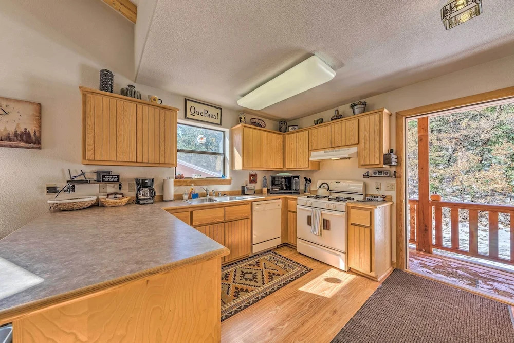 Charming 'coppertop' Cloudcroft Cabin: 3 Mi to Ski