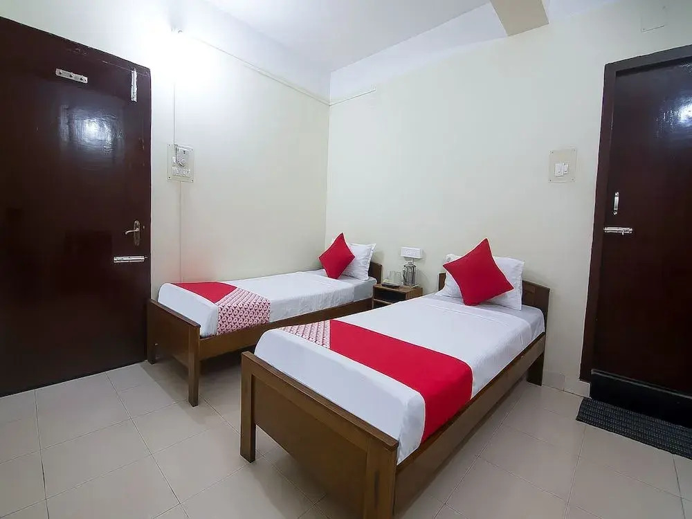 OYO 12216 Paramount Inn
