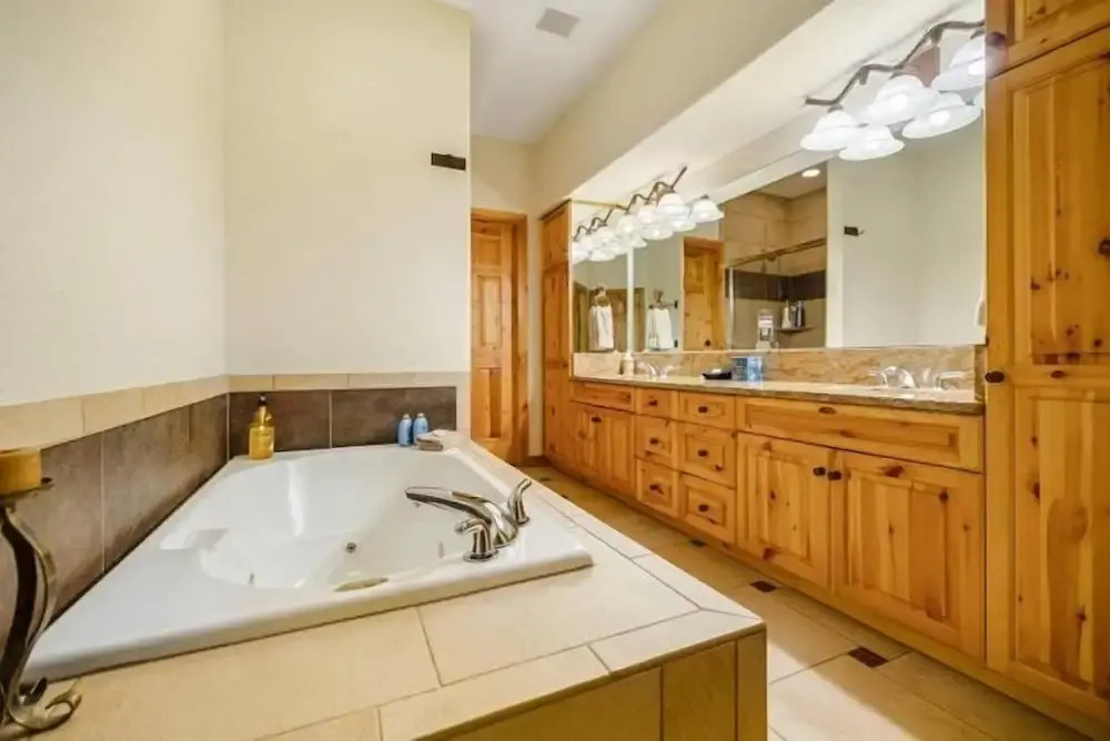 Beautiful 4 Bedroom Townhome Near Snowflake Lift in Breckenridge