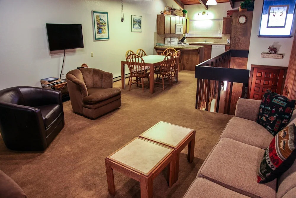 Mammoth West 111 Cozy Condo, Just A Short Walk to Canyon Lodge by RedAwning