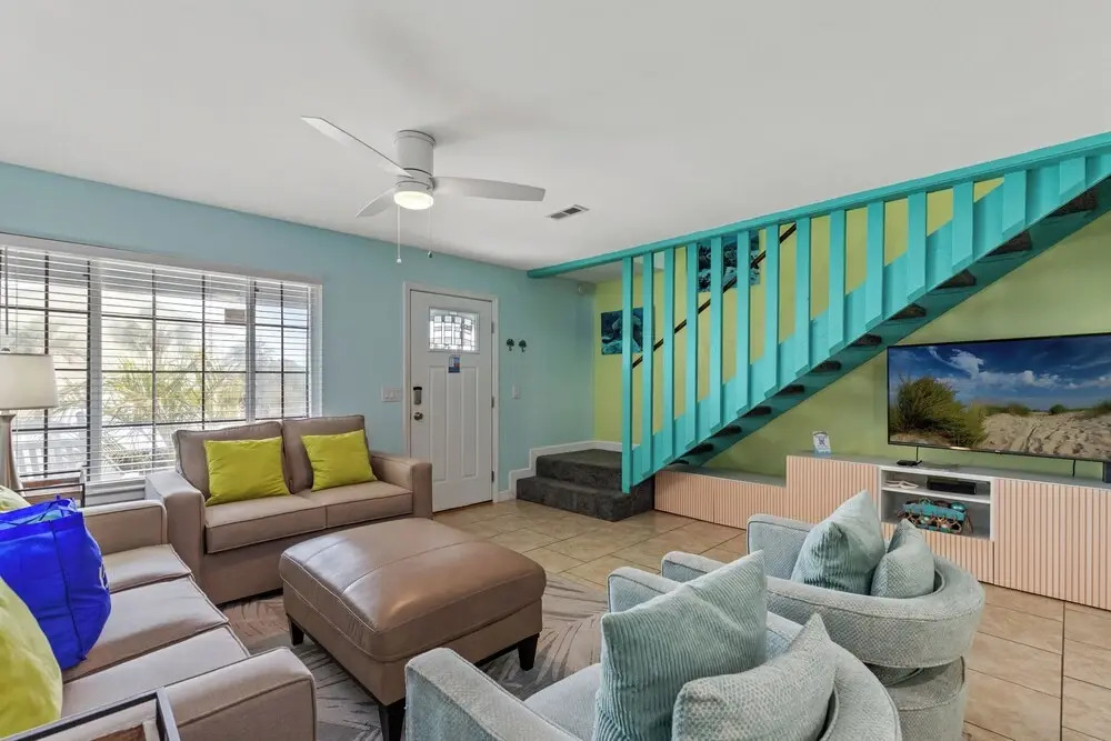 Short Walk to The Beach! Community Pool! Sleeps 8