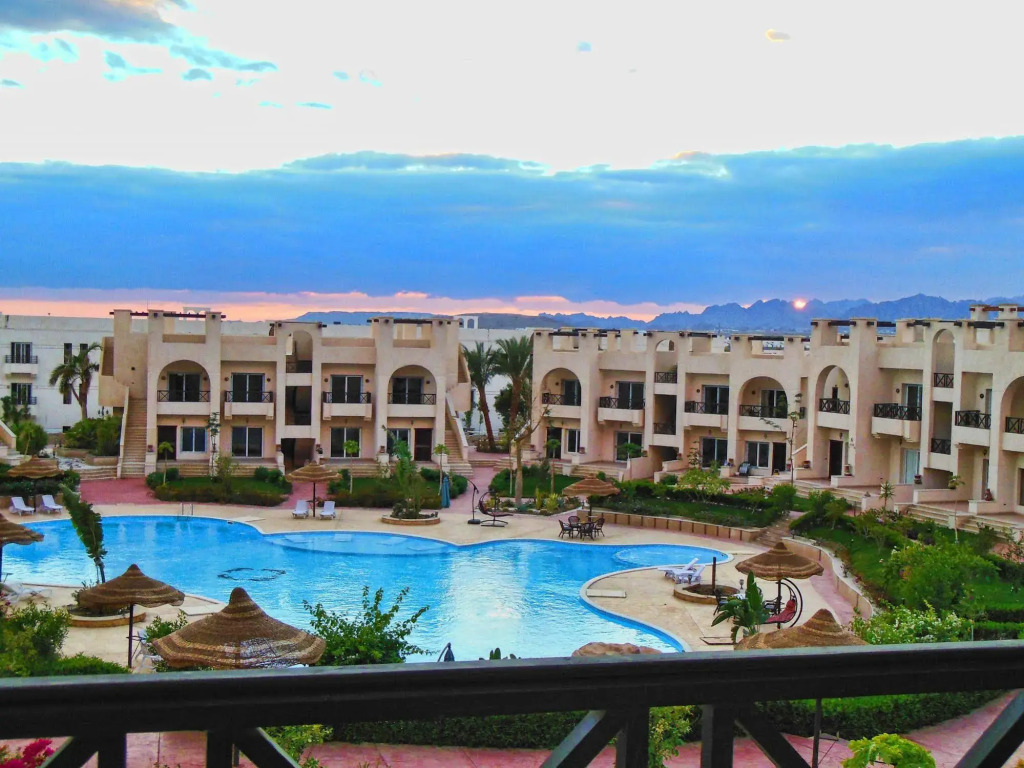 Sunny Lakes Resort Apartments - Adults Only