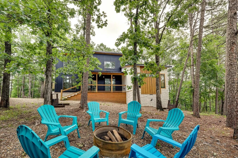 Stunning Cabin w/ Hot Tub, 1 Mi to Broken Bow Lake