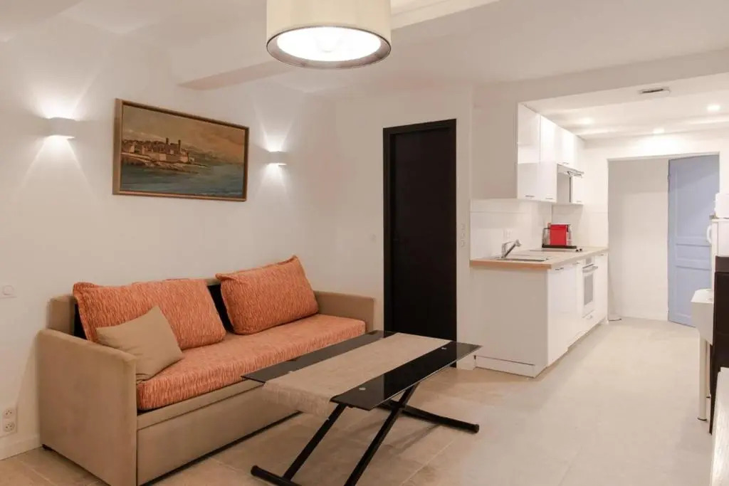 Air-conditioned furnished studio in a quiet area in the Viel Antibes