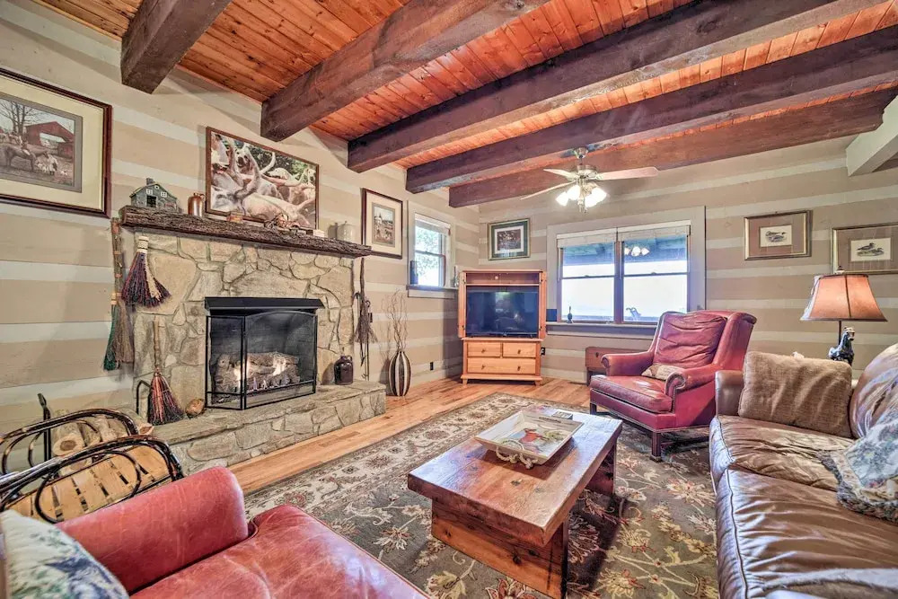 Bryson City Cabin w/ Hot Tub ~ 10 Mi to Dtwn!